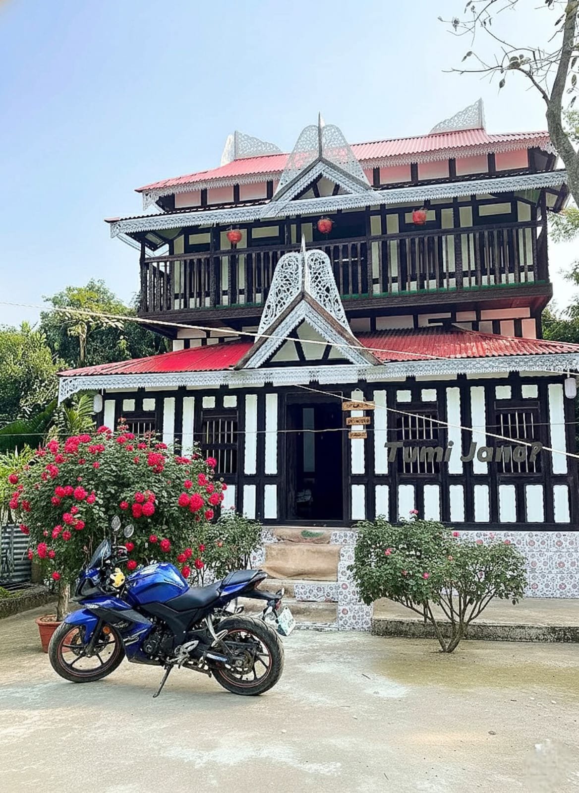 আড়াইতলা ঘর ১